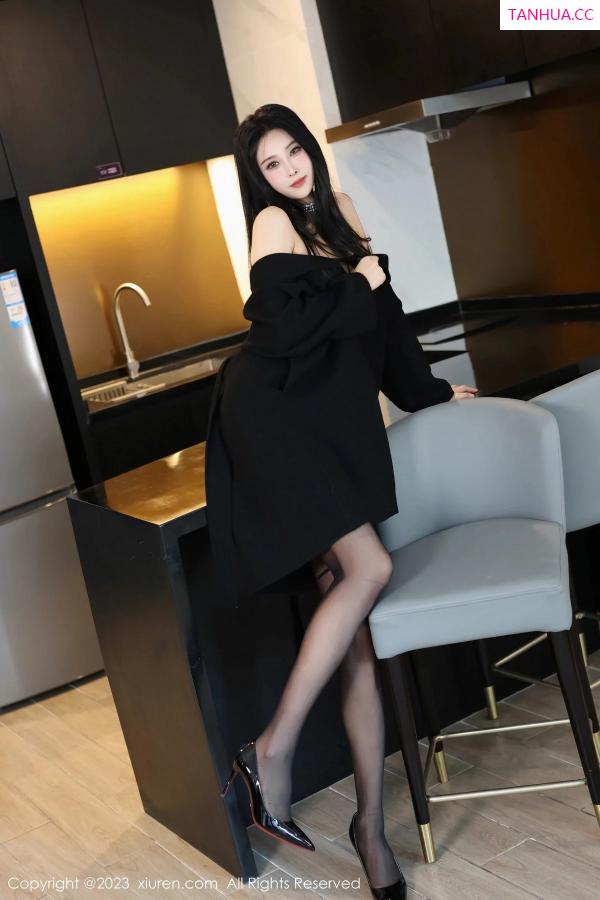 草莓  [XiuRen]高清写真图 2023.12.12 No.7797 草莓mm 黑丝美腿第12张图片